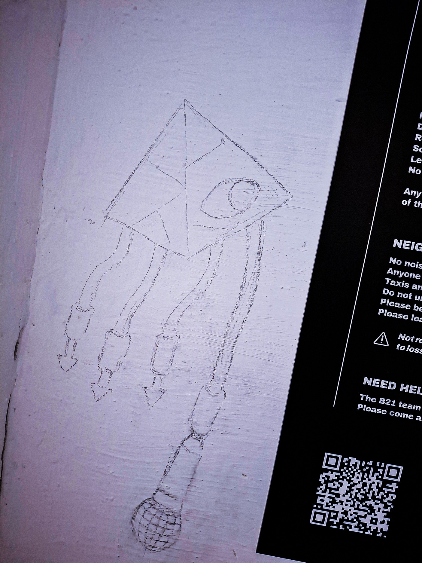 Créature au crayon sur le mur du B21