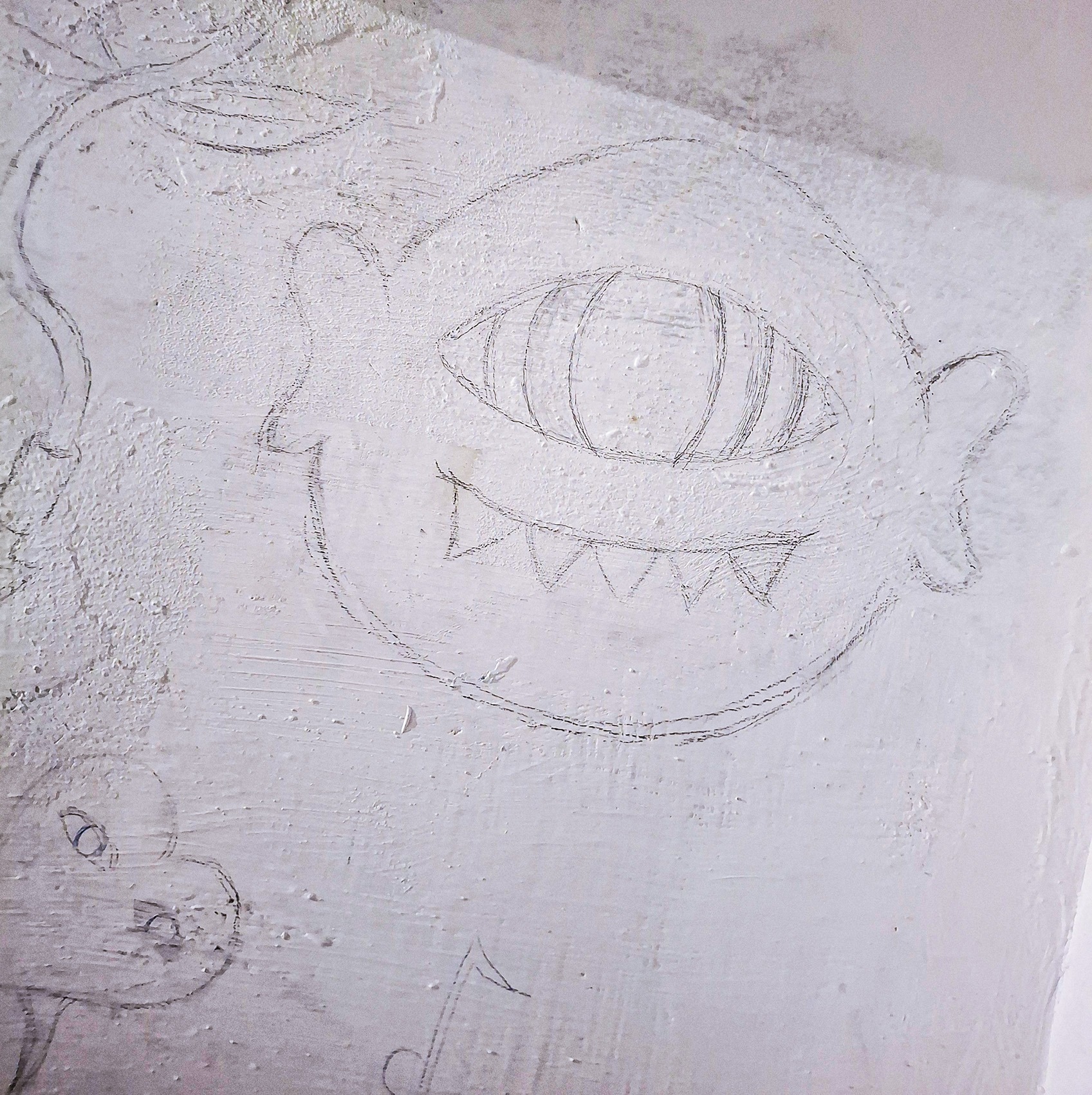Créature au crayon sur le mur du B21