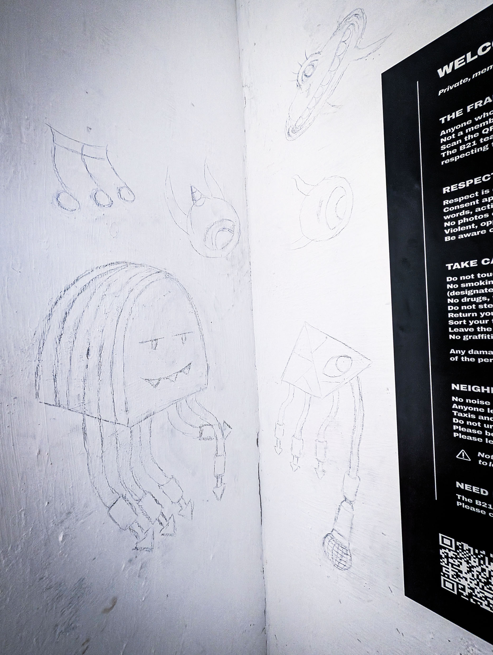Créature au crayon sur le mur du B21