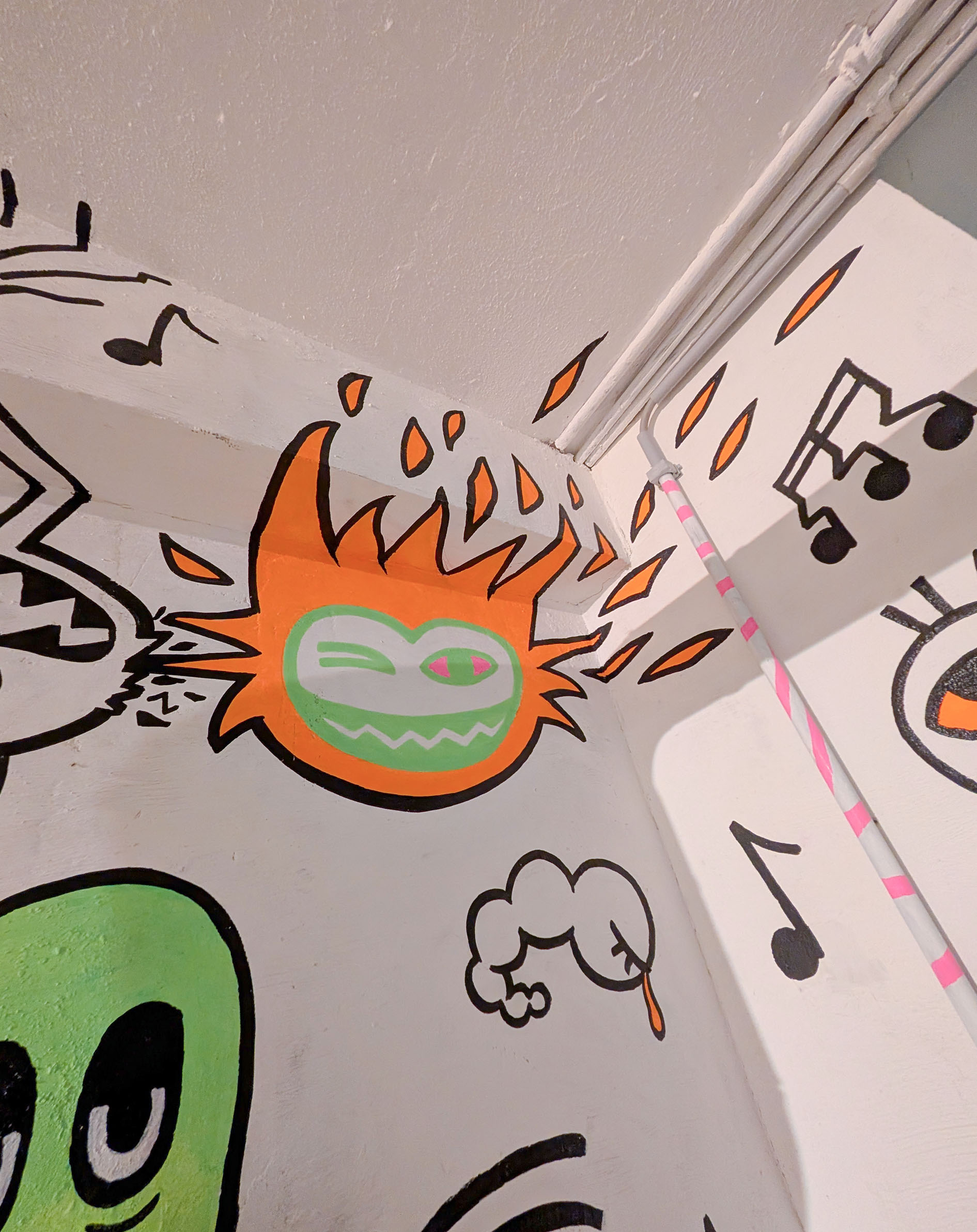 Gros plan sur une créature de la fresque du B21